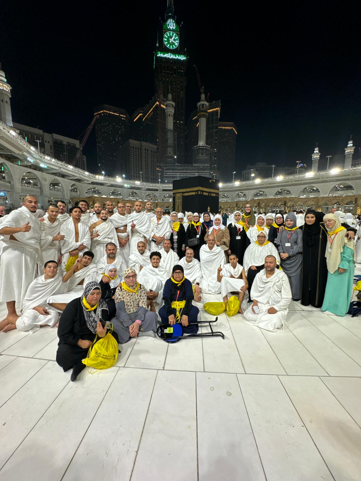 Pellegrini in ihram alla Kaaba
